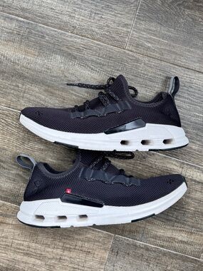 On running cloudeasy black rock 8 women’s sneakers